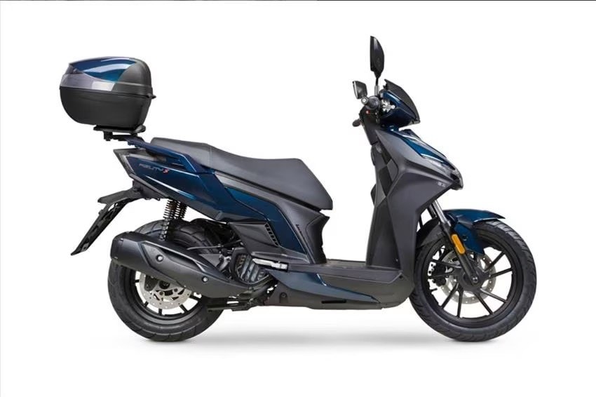 <div class='descrGalleryTitle'>Kymco Agility</div><div class='descrGalleryText'><p>Fratello del People, l’Agility se ne distingue per un motore e una dotazione più semplici, sempre senza rinunciare ad affidabilità e praticità per l’uso quotidiano. Il <a href="https://www.dueruote.it/listino/kymco/agility-125/" target="_blank">Kymco Agility</a> è comunque accessoriato con <b>bauletto posteriore </b>da 33 litri di serie dove si può riporre un casco jet. Ci sono poi il vano sottosella e il porta oggetti anteriore con apertura con chiave e presa 12V; la pedana è piatta ed è presente un gancio anteriore per assicurare le borse. Le ruote sono ancora da 16 e 14”, i freni entrambi a disco e ci sono <b>cavalletto centrale e laterale</b>. L’Agility base costa appena 2.290 euro, che salgono a 2.790 per l’Agility S.</p>
</div>